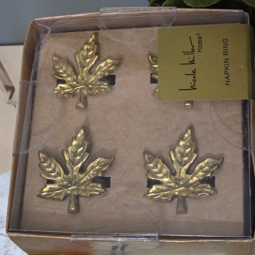 Nicole Miller Metallic S/4 Napkin Rings Leaf  Leaves Shape Made in India